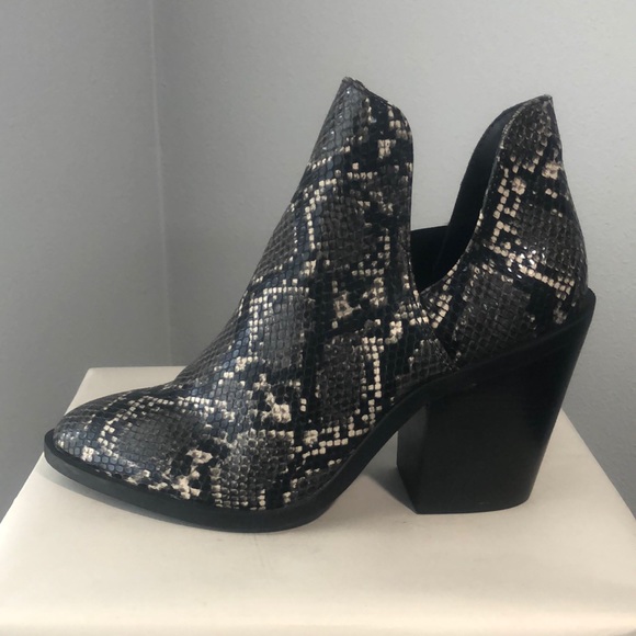 Steve Madden Shoes - New STEVE MADDEN Leve Block Heel Snake Print Boot